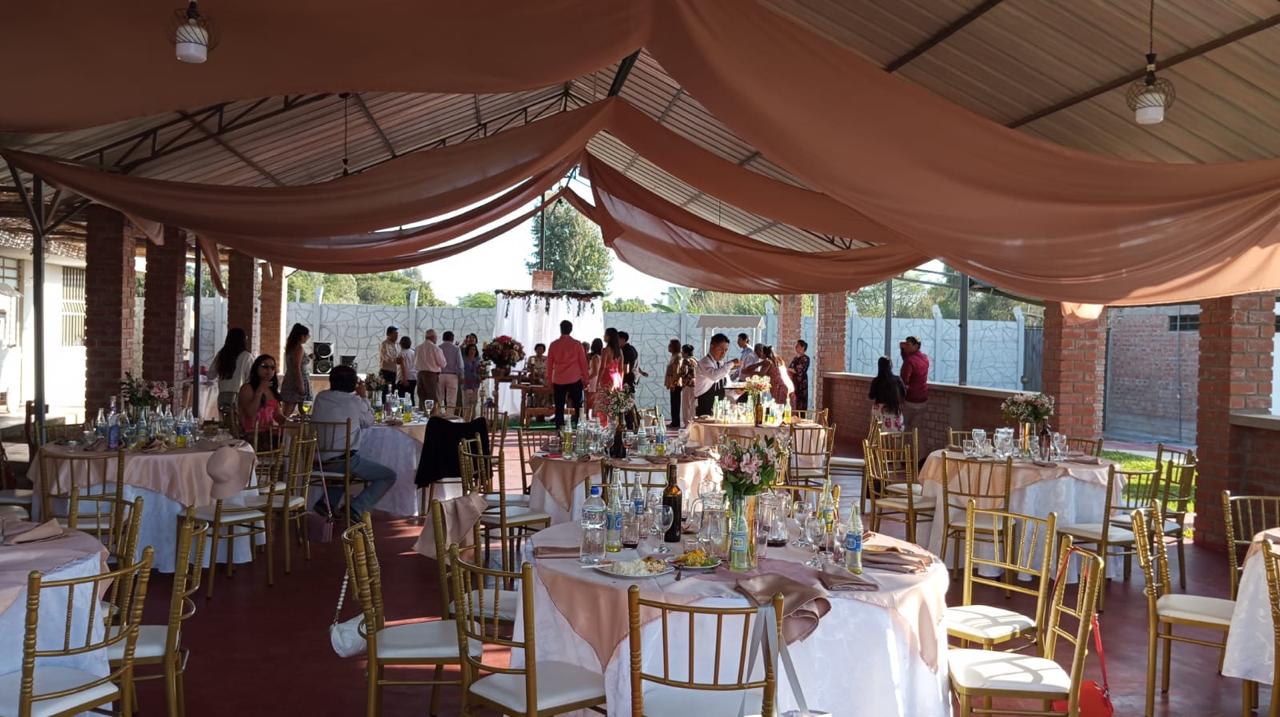 Pérgola decorada para evento especial en Fundo San Fidel