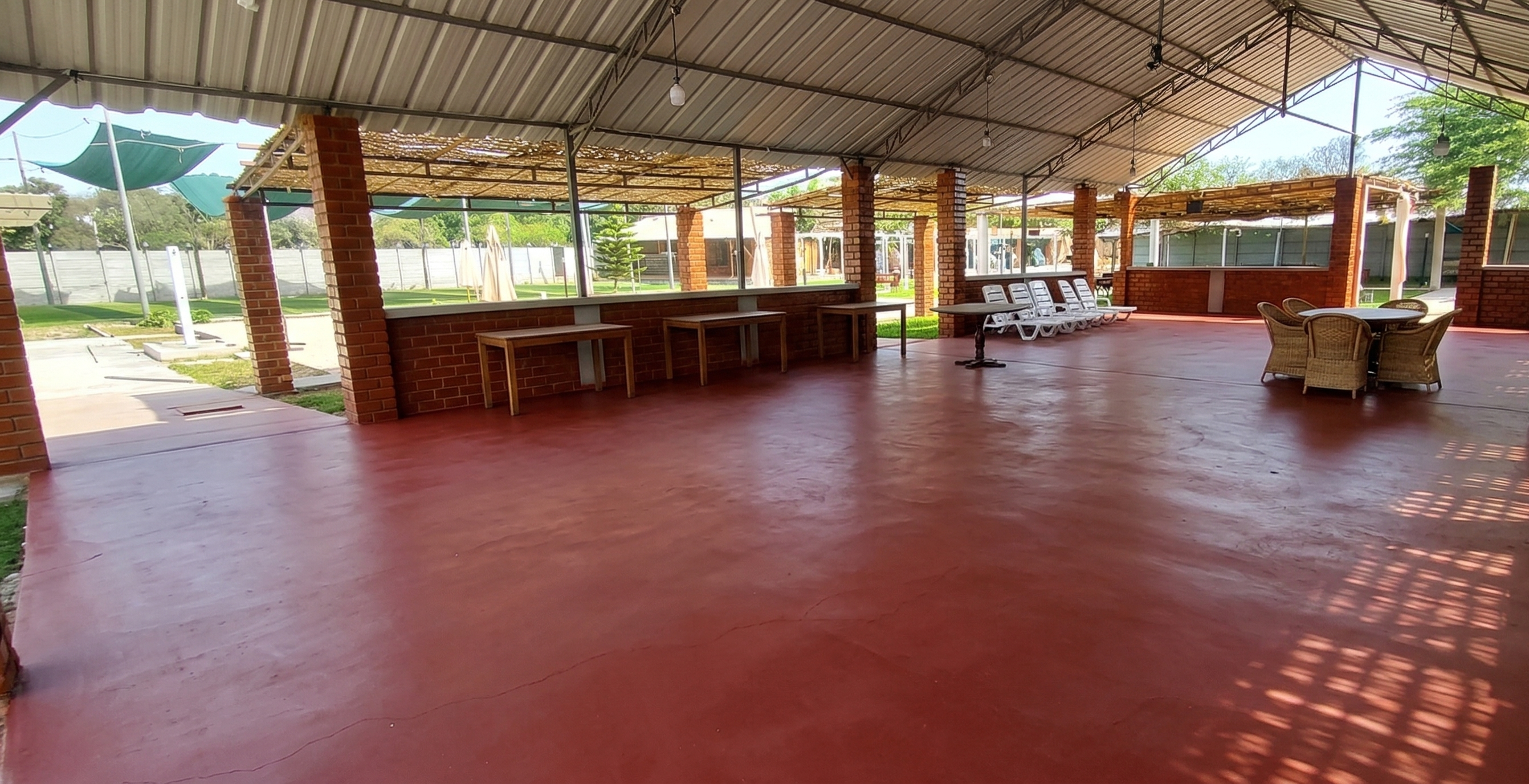 Pérgola roja disponible para celebraciones en Fundo San Fidel